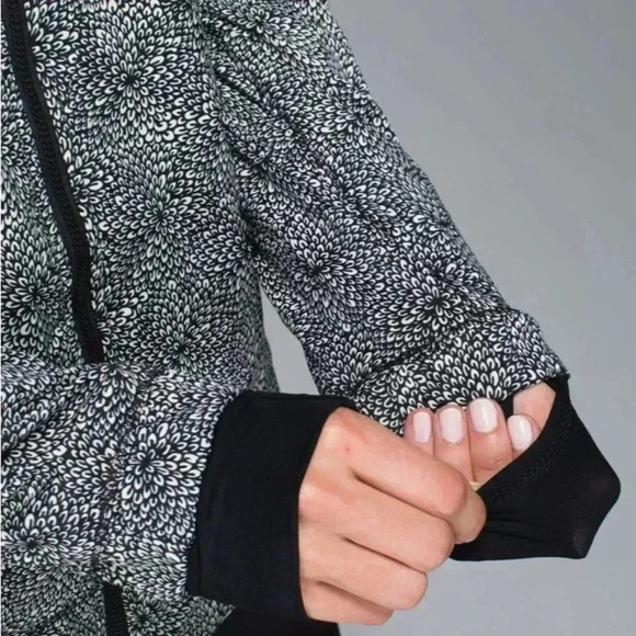 Lululemon Spring Forward Jacket
Plush Petal Black Ghost / Black 4 - Picture 9 of 14